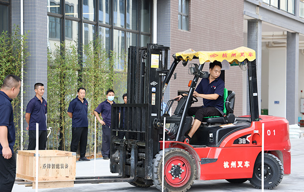 ���ս���չ�緶